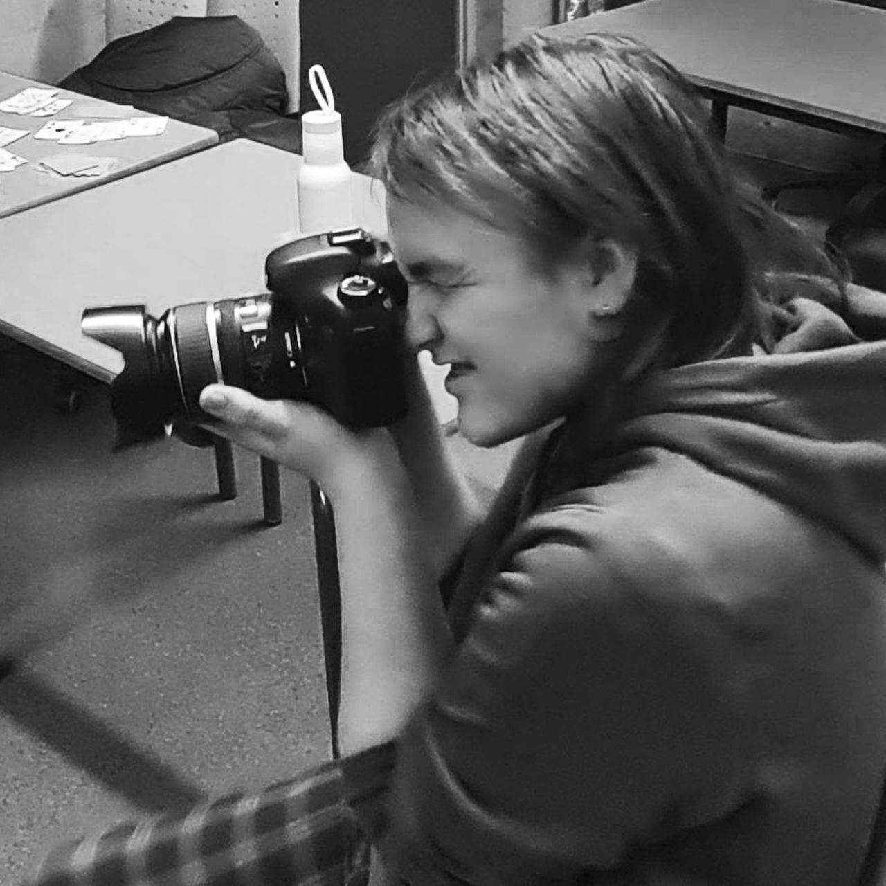 Ein elev jobbar med eit fotoprosjekt