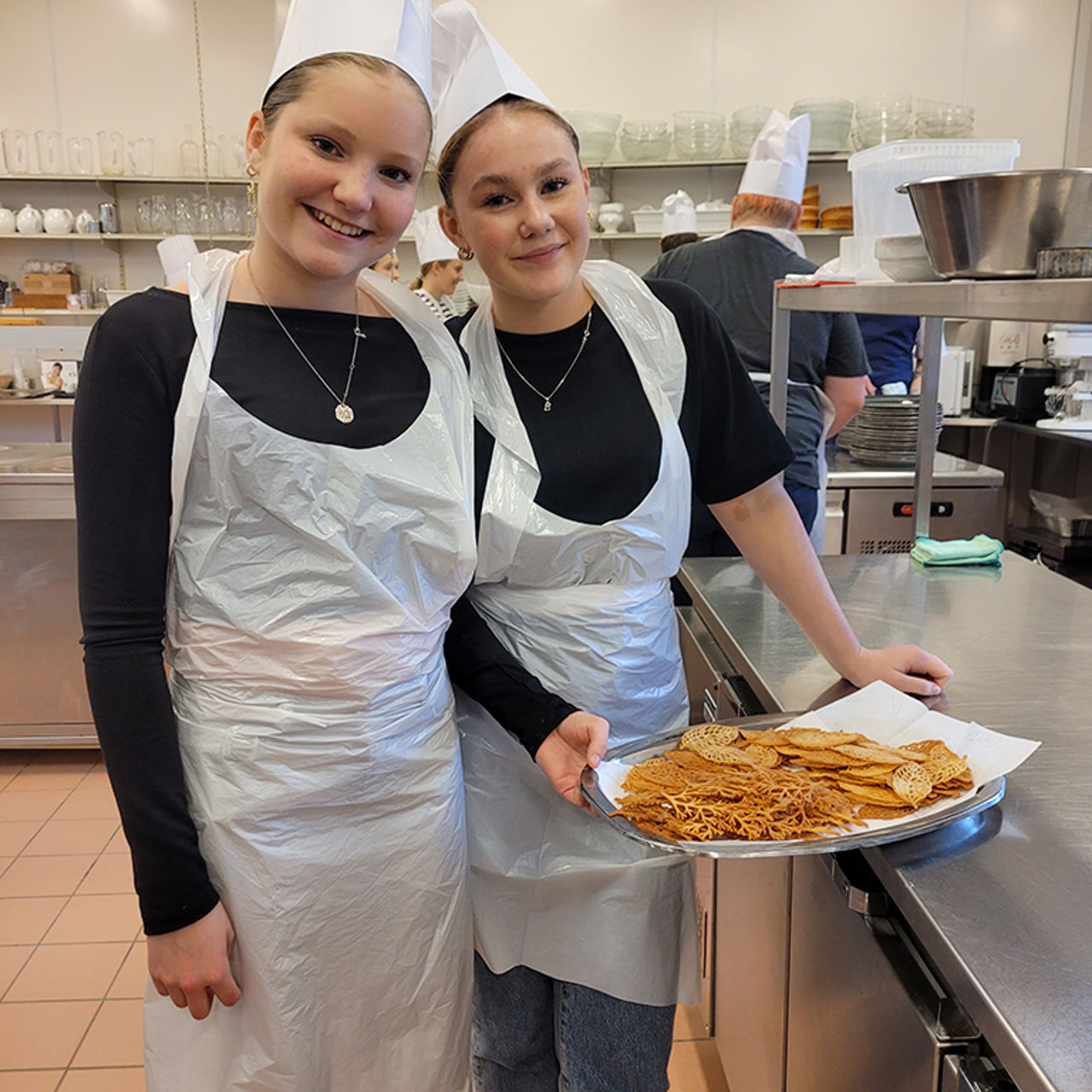 RM 01 To jenter på Restaurant og matfag.jpg