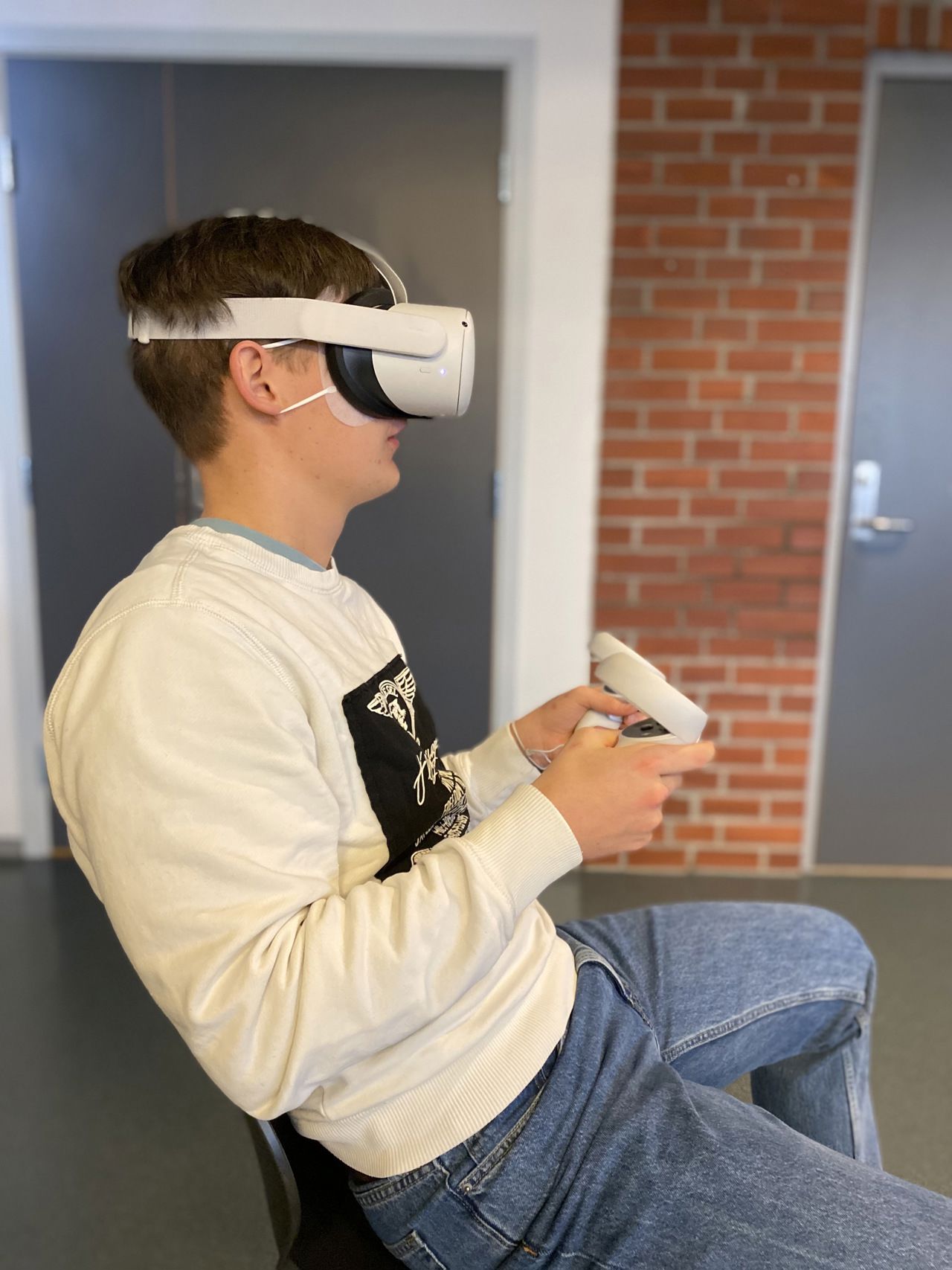Elev som testar ut VR