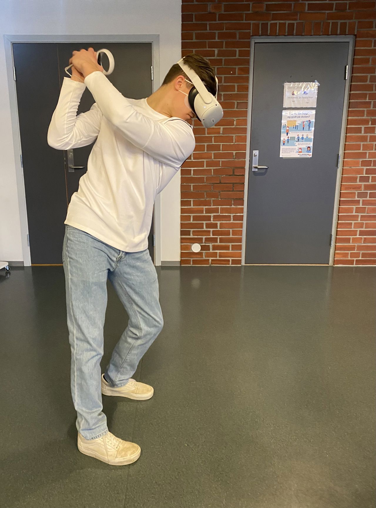 Elev som spelar golf i VR