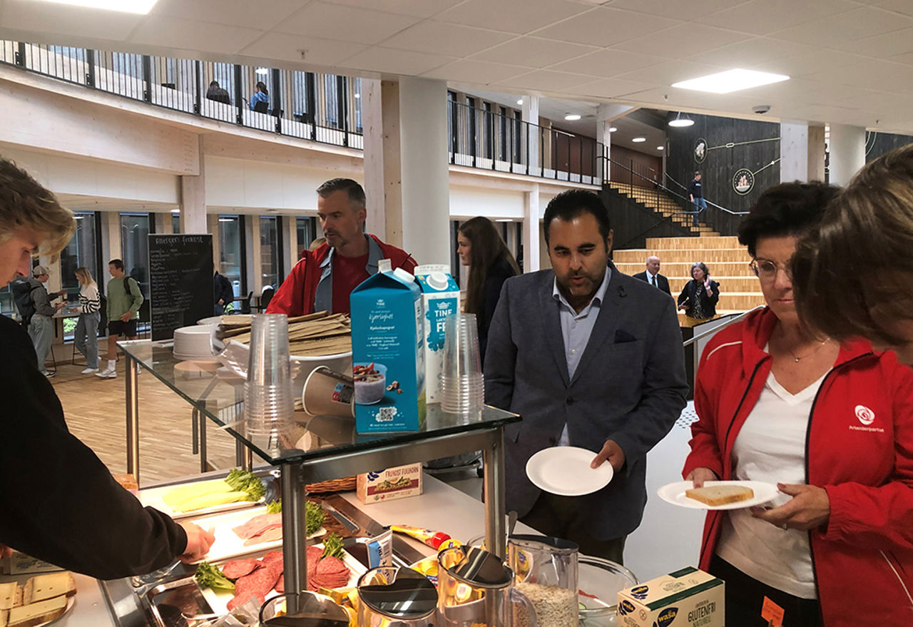 Stortingspresidenten ved frukosten i kantina ved Førde vgs.