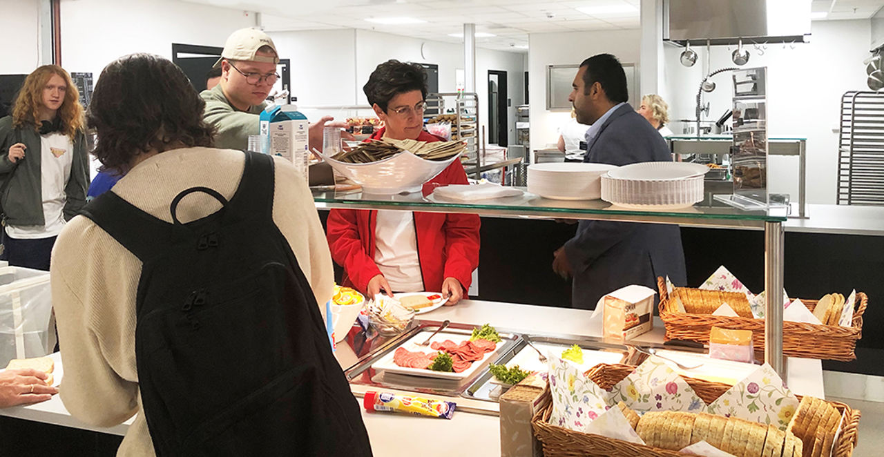 Masud Gharahkhani får frukost saman med elevane ved Førde vidaregåande skule.