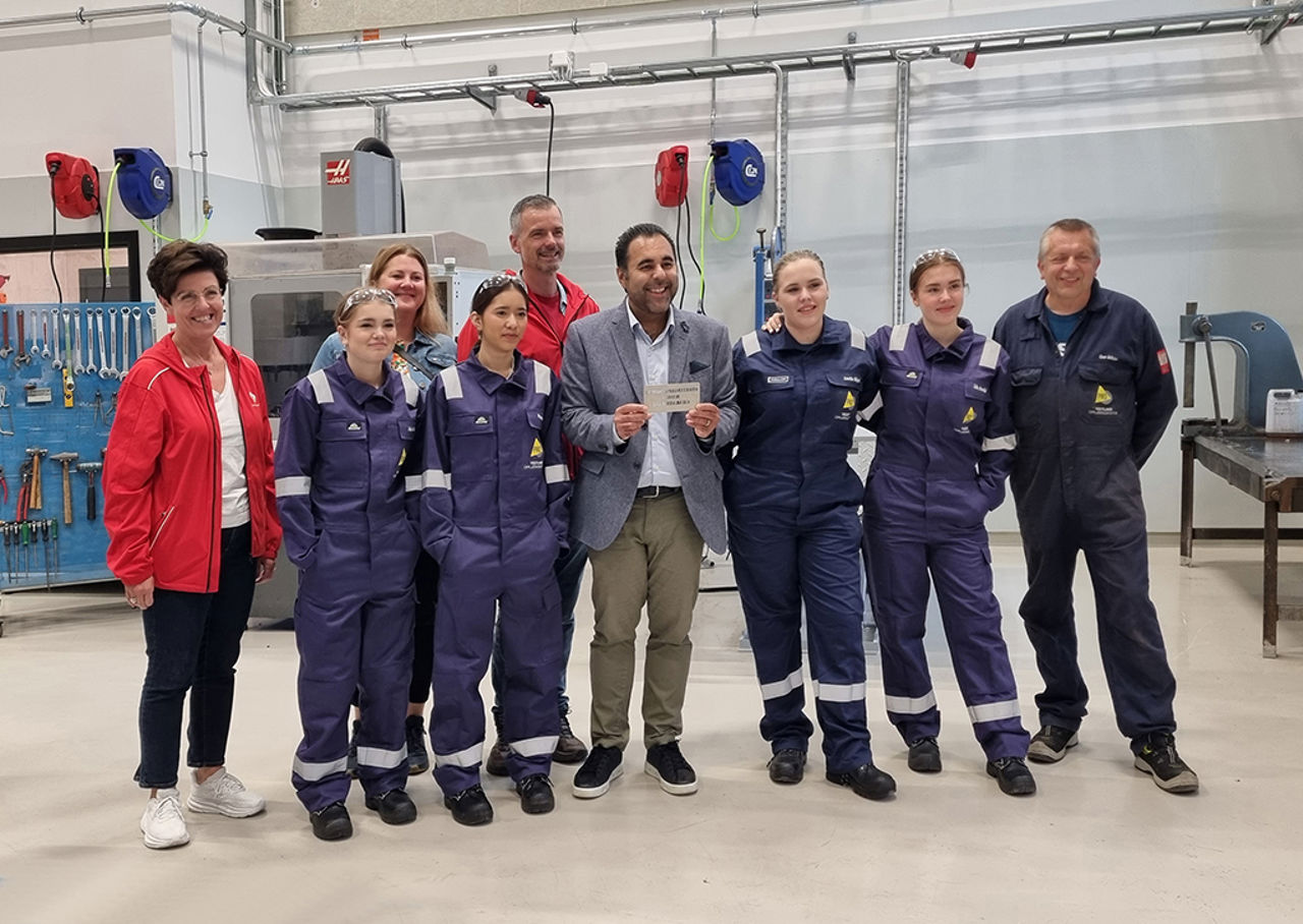 Stortingspresident Masud Gharahkhani saman med elevar på TIF ved Førde vidaregåande skule.