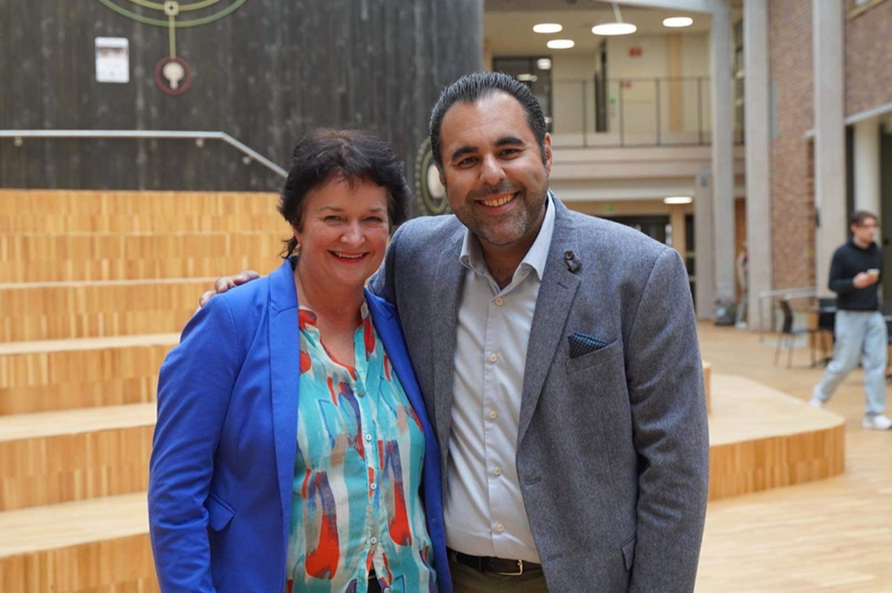 Assisterande rektor Liv Horvei saman med stortingspresident Masud  Gharahkhani.