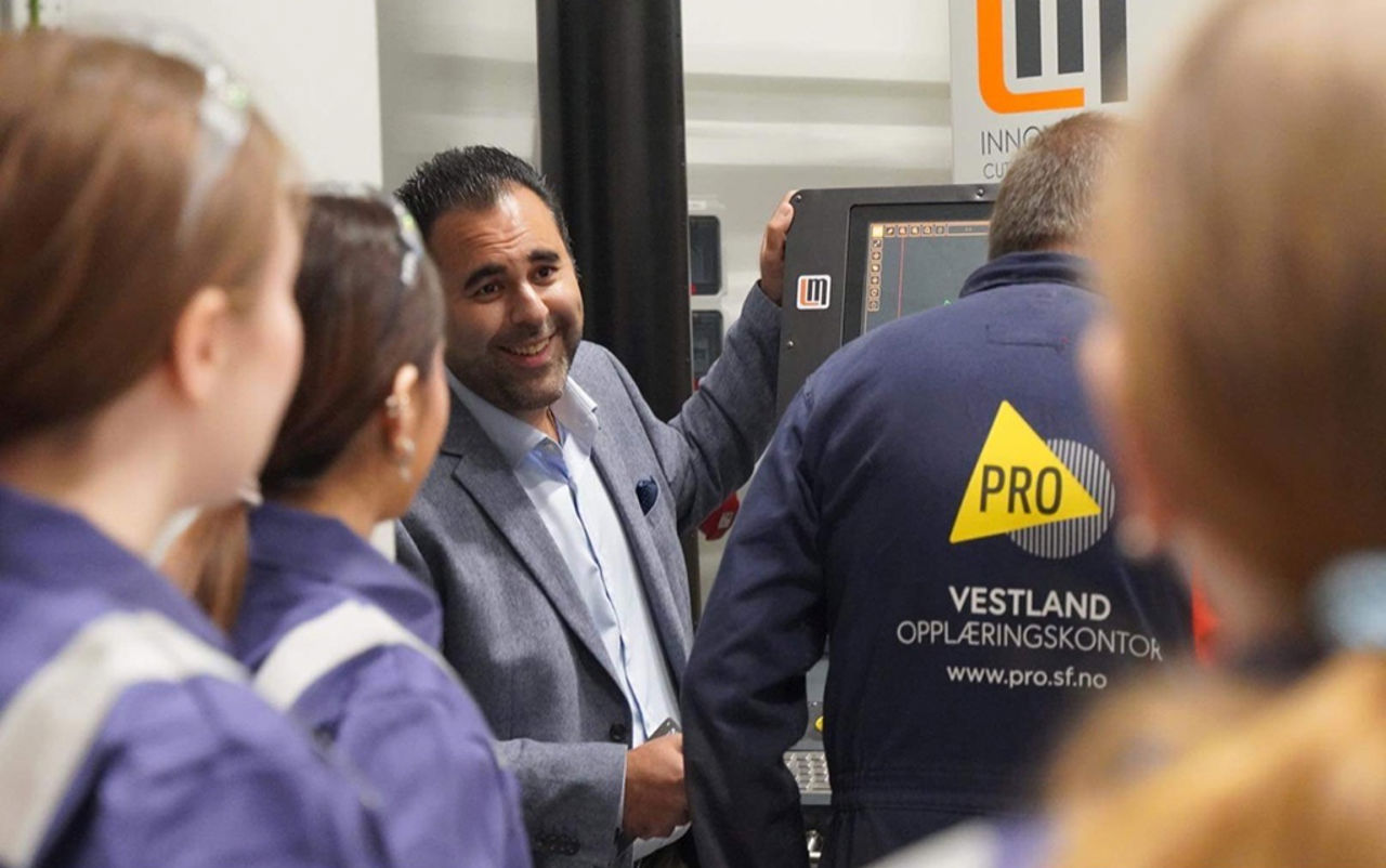 Masud  Gharahkhani på omvising ved Førde vidaregåande skule.