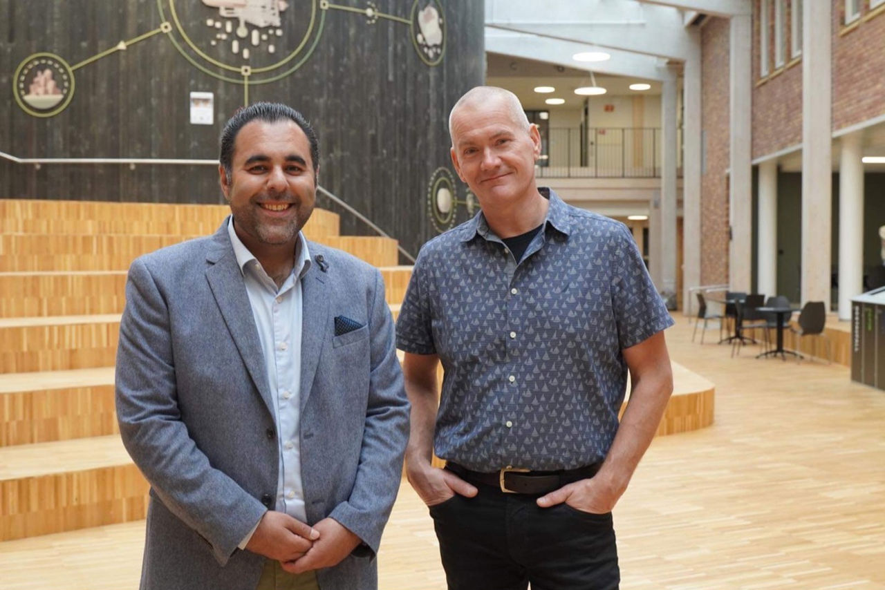 Stortingspresident Masud  Gharahkhani til venstre, og rektor ved Førde vidaregåande skule - Mats Bryne til høgre. 