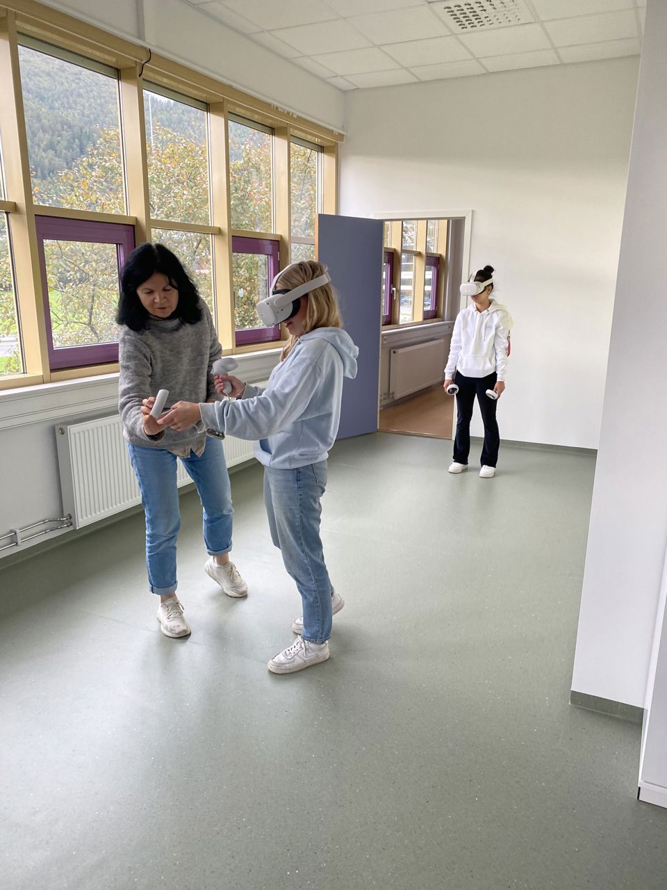 Lærar rettleiar elevane i bruk av VR