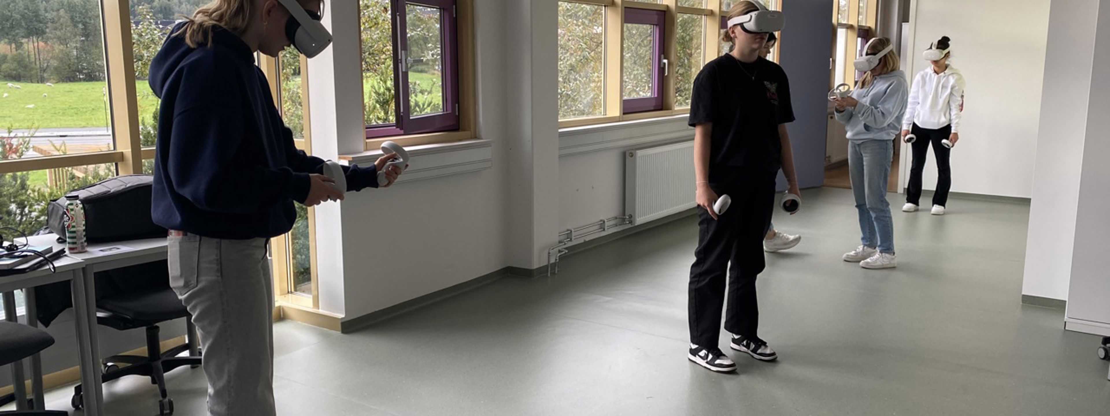 Elevar som arbeider i VR