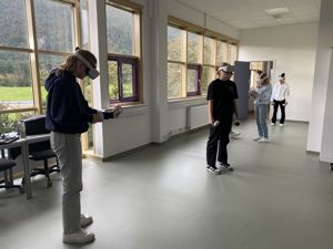 Elevar som arbeider i VR