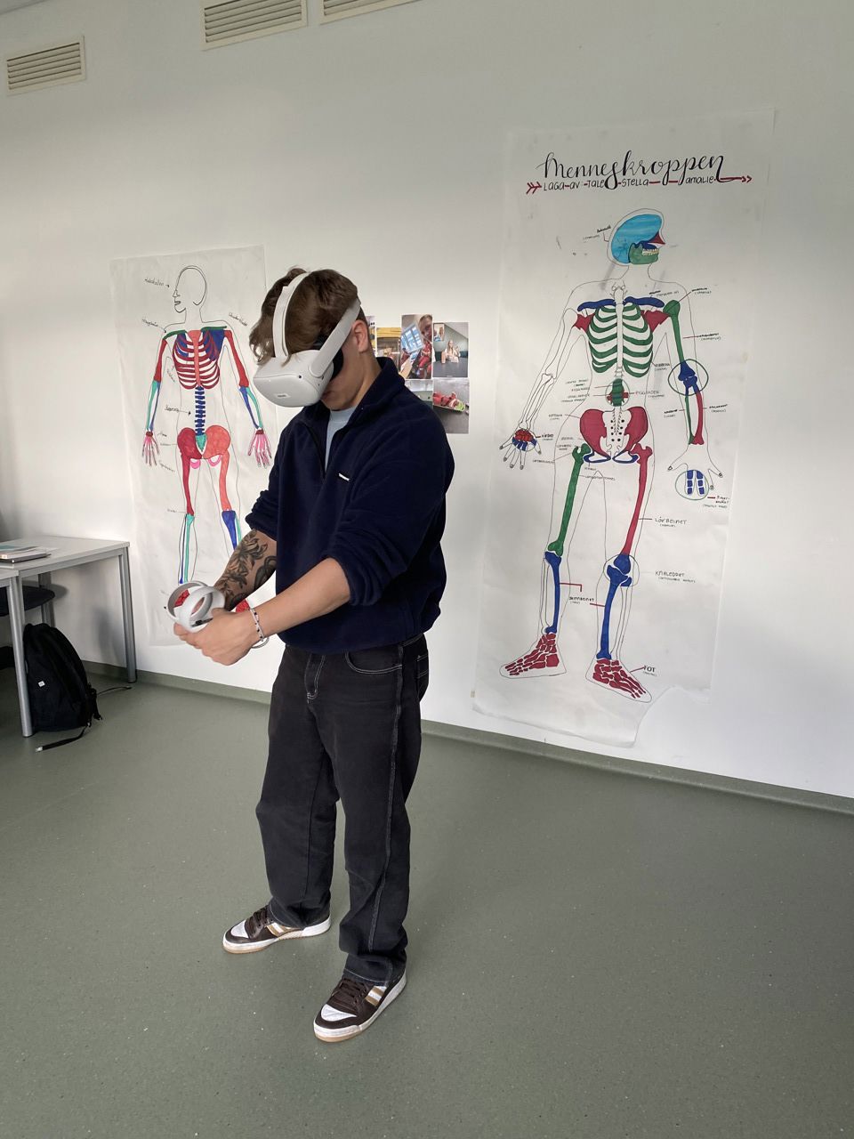 Elev som bruker VR-briller