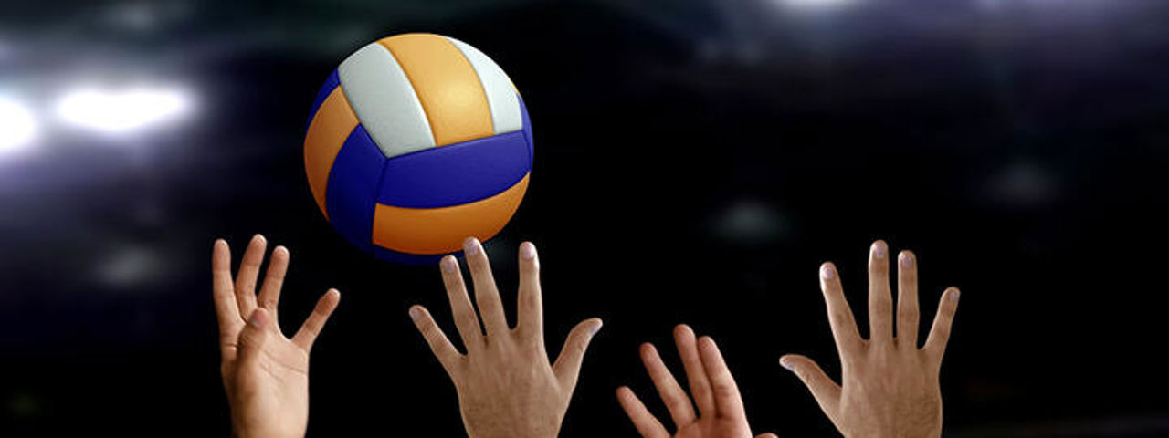 Foto som syner ungdom som spelar volleyball. Utsnitt av hender og ball.