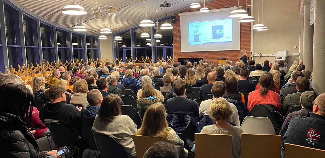 Bilete frå russeforeldremøte for MOY og Hafstad vgs, onsdag 18. januar 2023. Bilete viser kantina ved Hafstad vgs, der foreldra er samla. Foto: Nina Bygstad