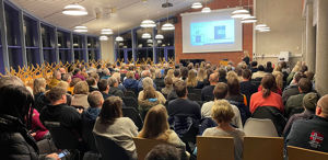 Bilete frå russeforeldremøte for MOY og Hafstad vgs, onsdag 18. januar 2023. Bilete viser kantina ved Hafstad vgs, der foreldra er samla. Foto: Nina Bygstad
