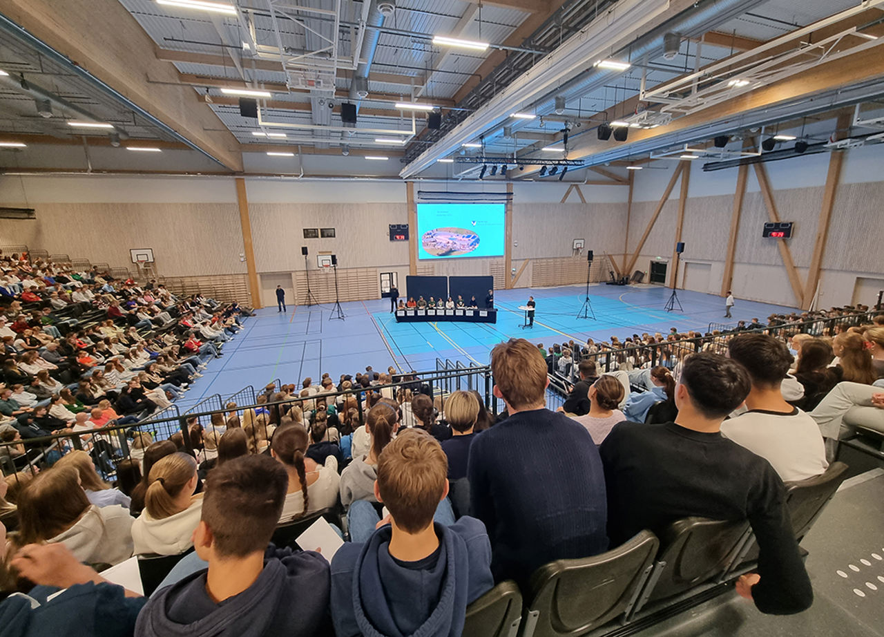 Elevar og tilsette følgjer med på valdebatten.