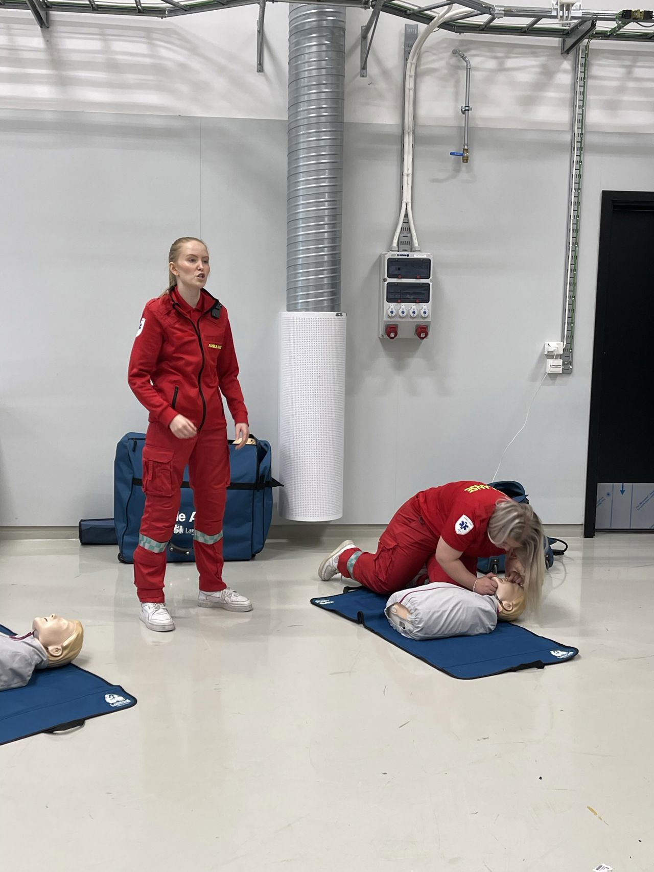To elevar som demonstrerar førstehjelp på dukker.