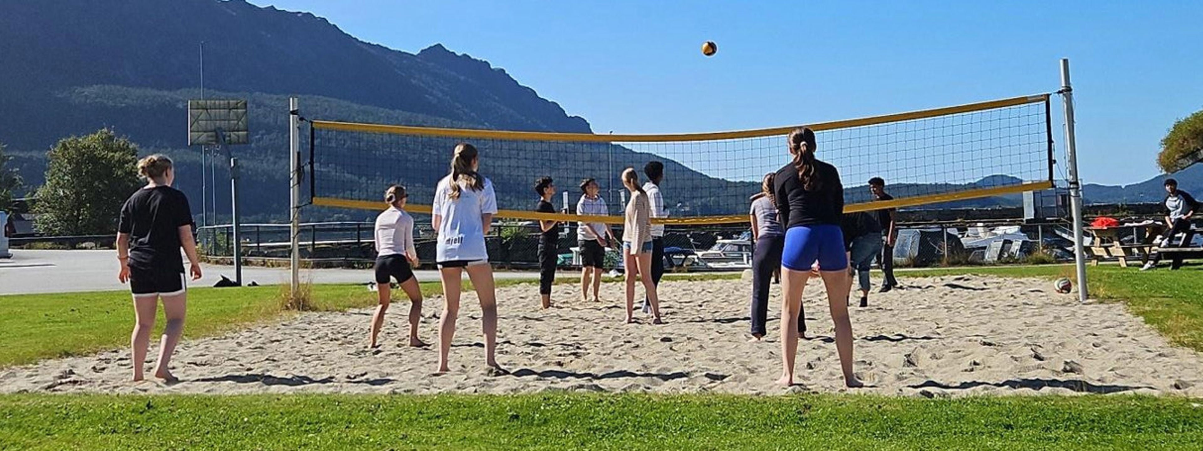 Vg2 Barne og ungdomsarbeidar (BUA) på friluftstur i Eikefjorden!