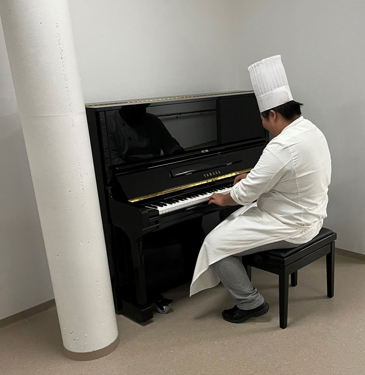 Foto 3 - Ein kokk har fleire hattar. Eirik Engebø spelte julemusikk på pianoet til gjestane.jpg