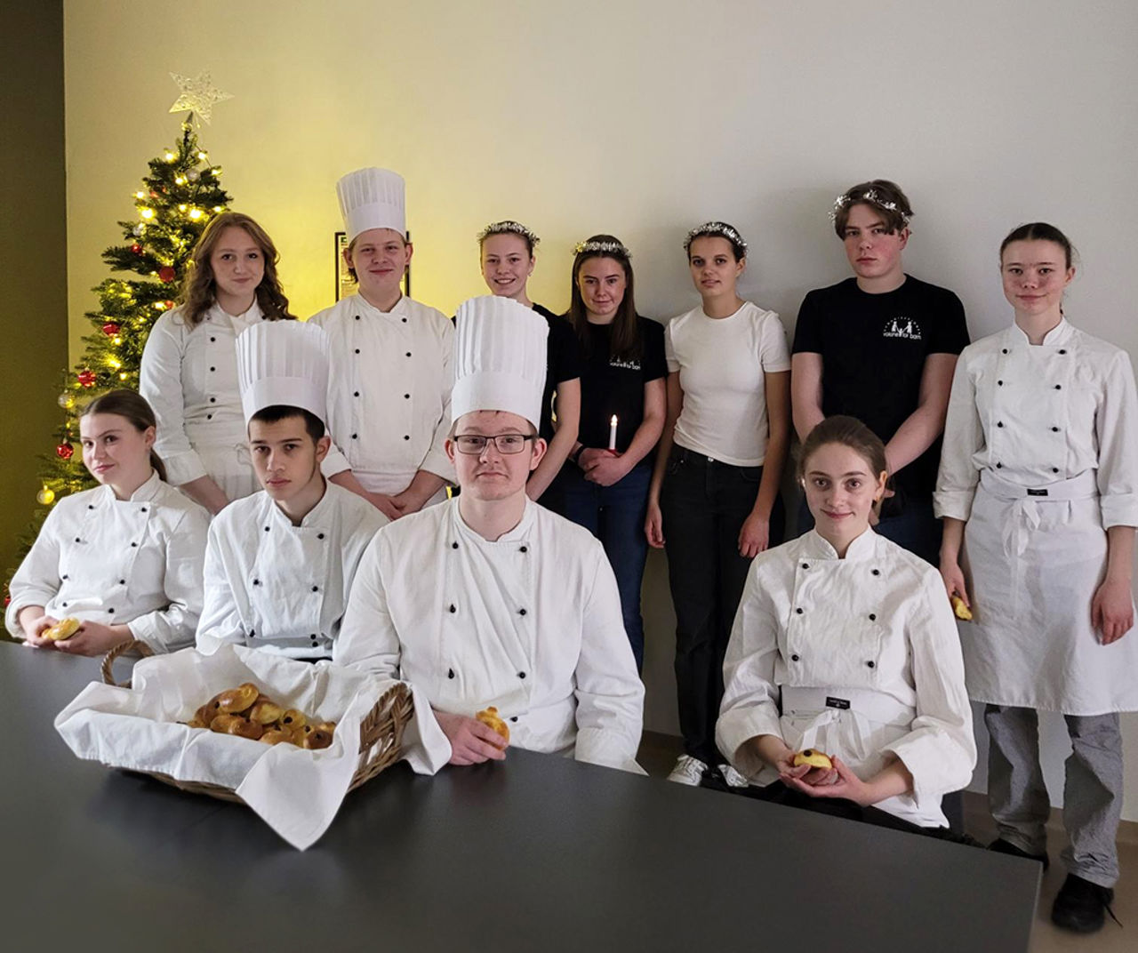 Foto 4 - Vg1 RM ynskjer riktig God jul til alle. Her har dei fått besøk av elevmentorar.jpg