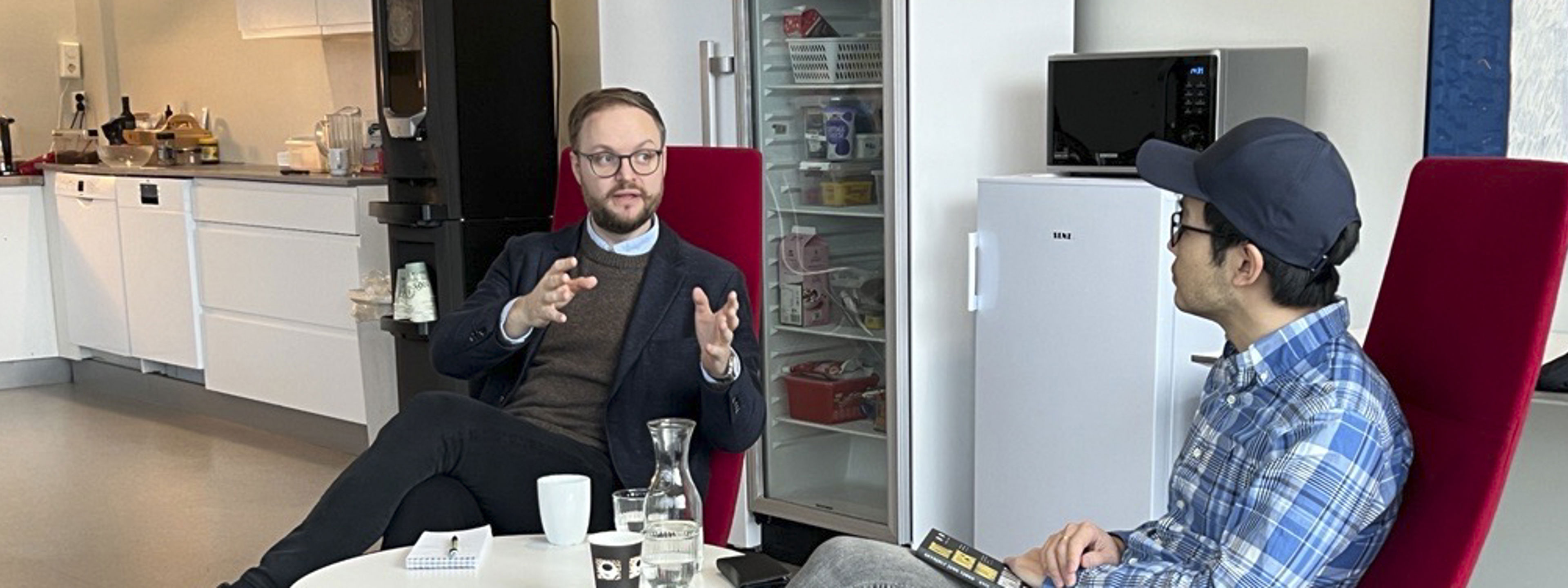 NRK-journalist Erlend Blaalid Oldeide og forfattar Brynjulf Jung Tjønn. Foto: Marie Stafsnes Osland