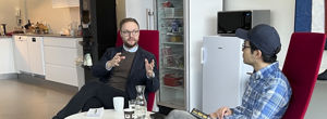 NRK-journalist Erlend Blaalid Oldeide og forfattar Brynjulf Jung Tjønn. Foto: Marie Stafsnes Osland