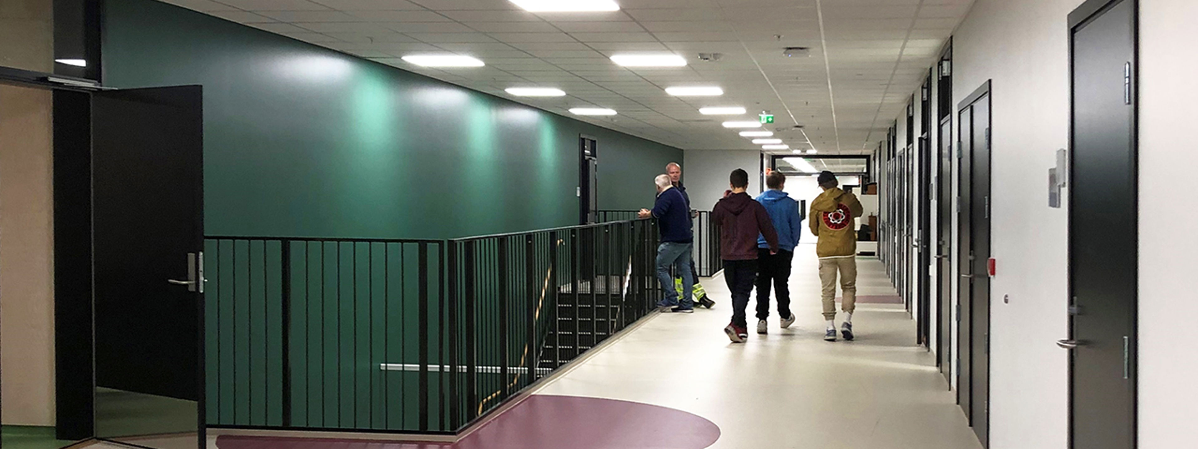 Foto frå ein korridor ved Førde vidaregåande skule