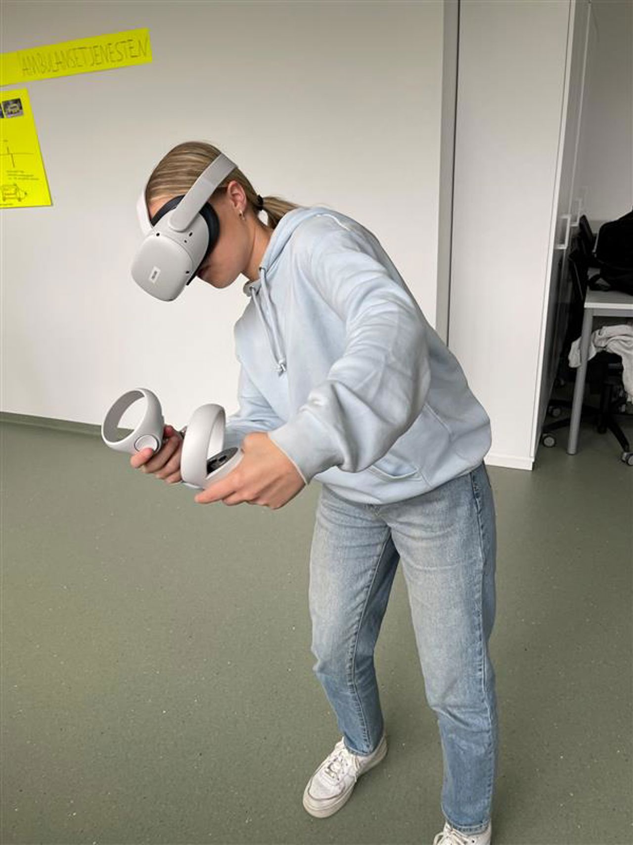 Elev som bruker VR-briller